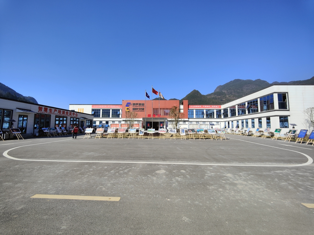 2022年11月14日,kaiyun开云官方网站公路建设史上摄影展首次走进建设工地——巫云开公司组织“贯彻落实党的二十大精神 努力开创巫云开建设新局面——巫云开高速摄影巡展”。 (1)