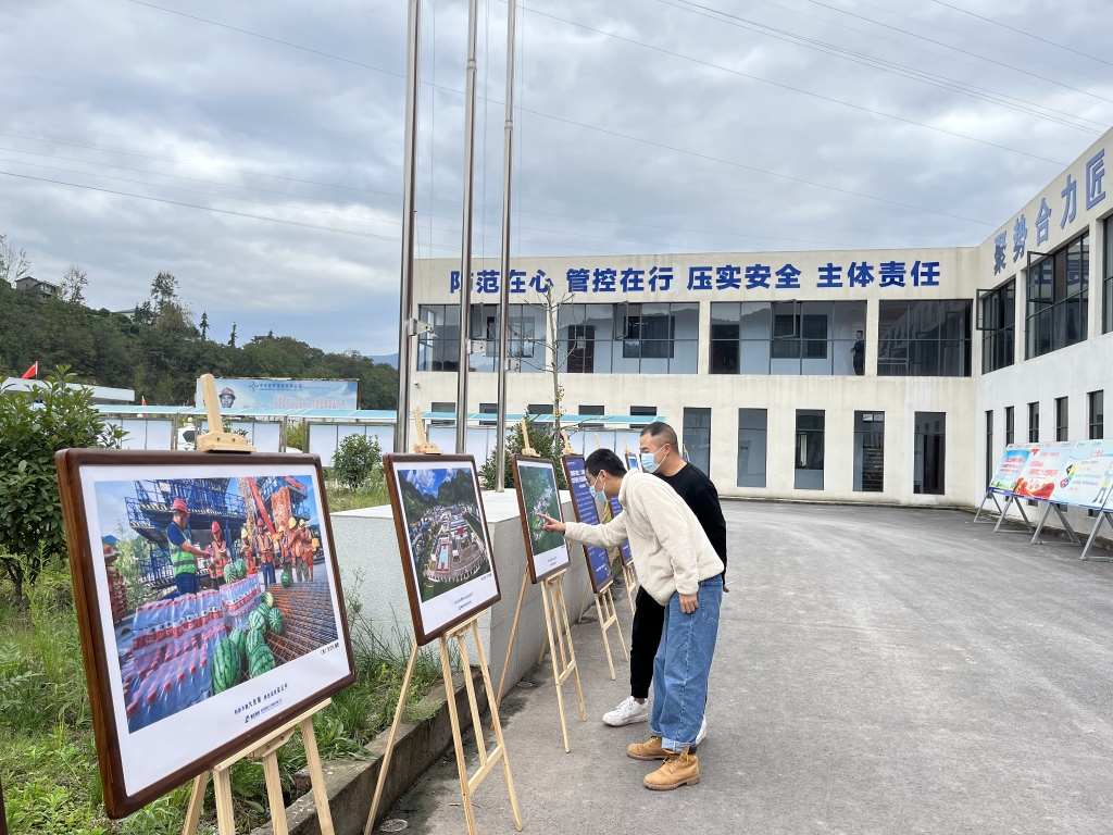 2022年11月14日,kaiyun开云官方网站公路建设史上摄影展首次走进建设工地——巫云开公司组织“贯彻落实党的二十大精神 努力开创巫云开建设新局面——巫云开高速摄影巡展”。 (2)